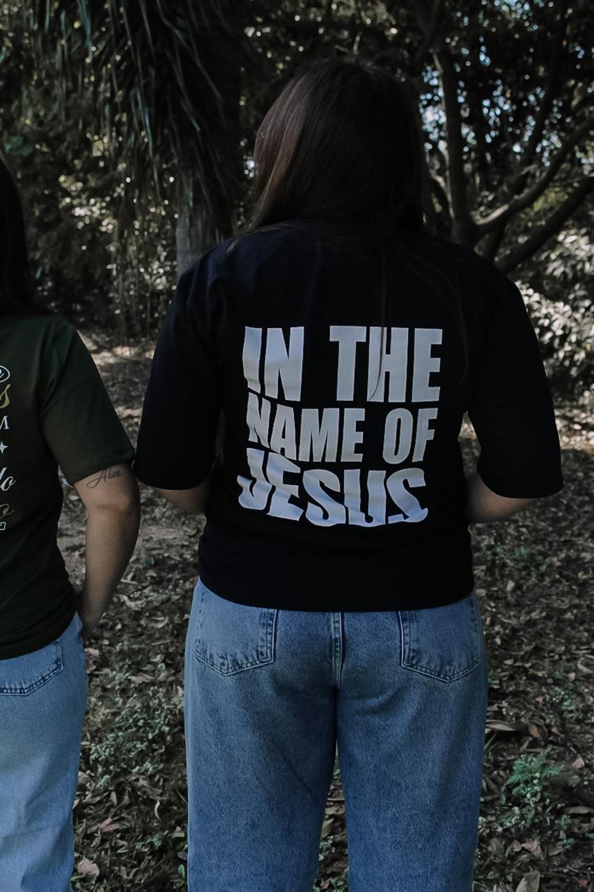 CAMISETA OVERSIZED IN THE NAME OF JESUS