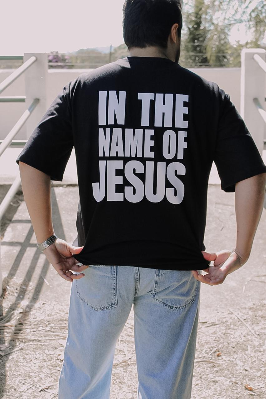 CAMISETA OVERSIZED IN THE NAME OF JESUS