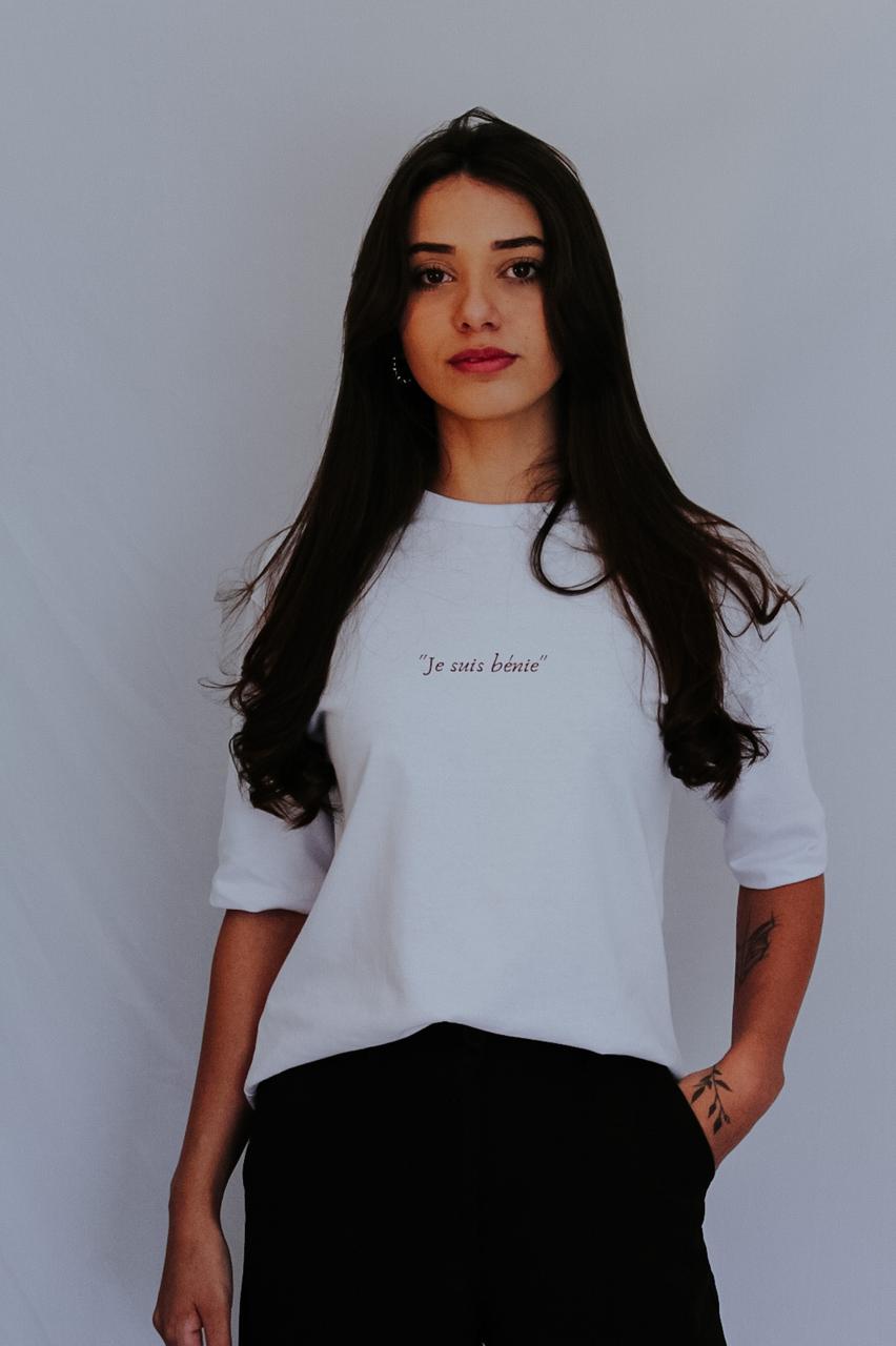 Camiseta Boxy Feminina Branca "Je suis Bénie"