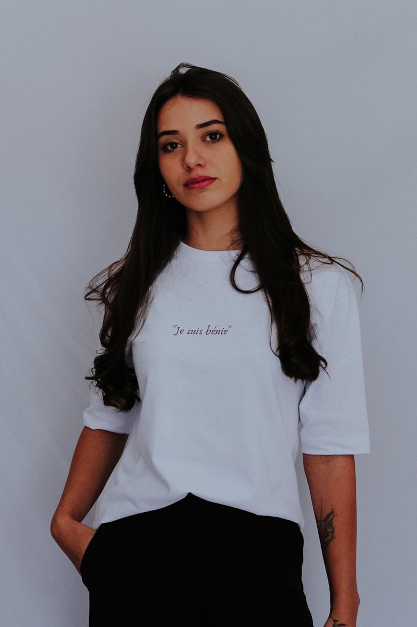 Camiseta Boxy Feminina Branca "Je suis Bénie"